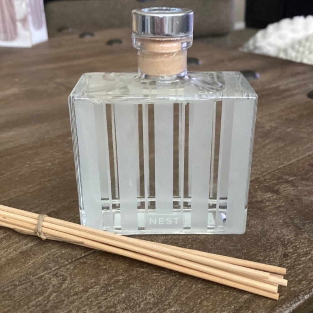 NEST Fragrances CASHMERE SUEDE REED DIFFUSER 5.9 fl oz New Sealed
No Box